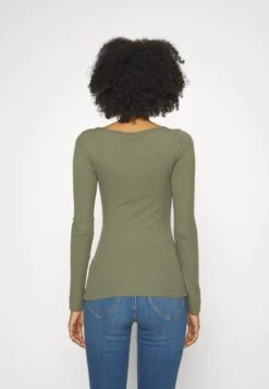 Lee Boat Neck Tee - T-Shirt À Manches Longues - Olive Grove -Lee Boutique 0f1e6577aecc4d2eab07faa62a81dc45