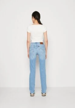 Lee Marion Straight - Jean Droit - Rushing In Light 10 Lee Marion Straight - Jean Droit - Rushing In Light -Lee Boutique 1ca7a54fb2064e05b8f88e746a985b7e