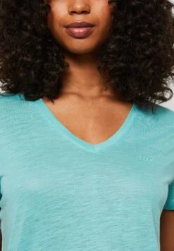 Lee V Neck Tee - T-Shirt Basique - Dusty Jade 13 Lee V Neck Tee - T-Shirt Basique - Dusty Jade -Lee Boutique 495afb9ae7f04de3983c1635783d2164