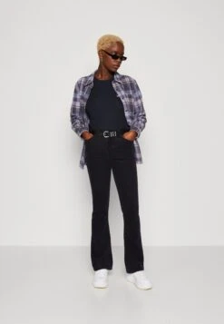 Lee Boutique -Lee Boutique 7ea4359f445646d8a95793fe31c06d99