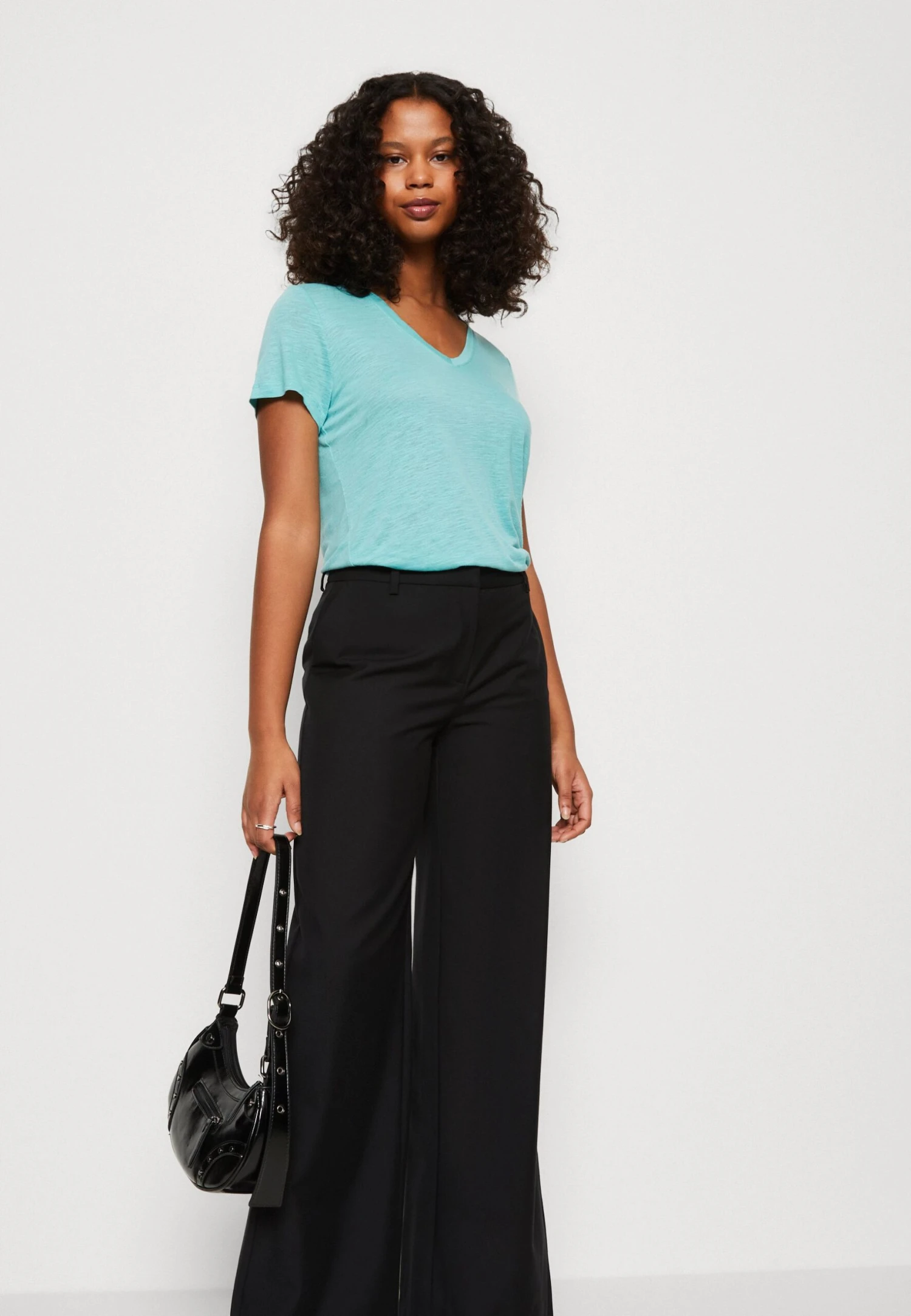 Lee V Neck Tee - T-Shirt Basique - Dusty Jade 6 Lee V Neck Tee - T-Shirt Basique - Dusty Jade – Image 4